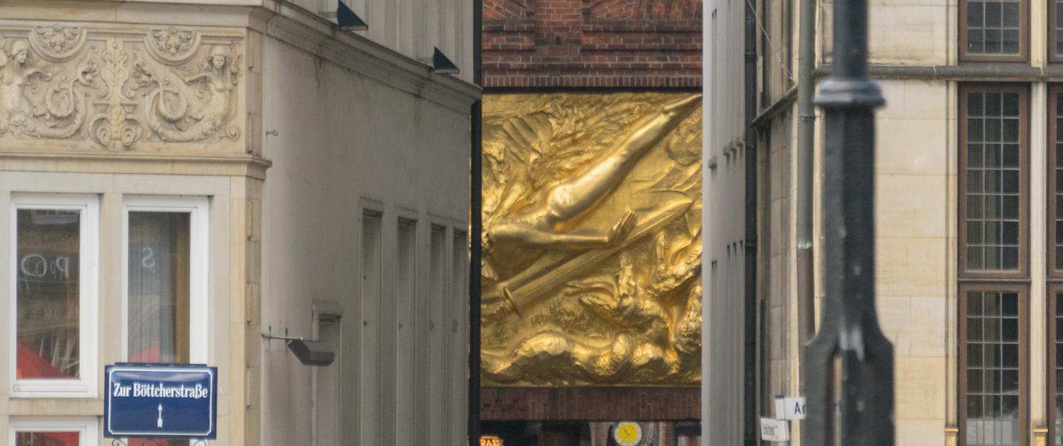 Den Eingang der Böttcherstraße in Bremen schmückt der Lichtbringer.