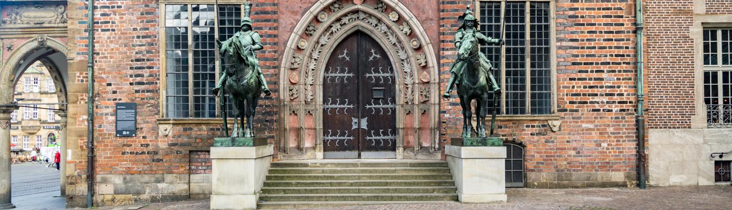 Reiterfiguren aus Kupfer bewachen das Bremer Rathaus.