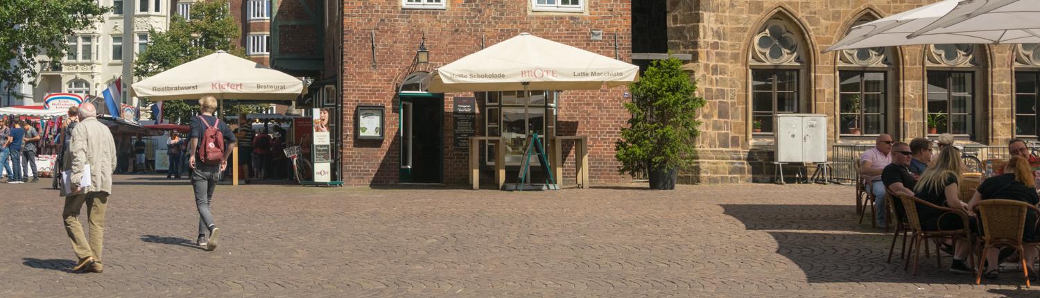 An der Liebfrauenkirche essen die Bremer Bratwurst.