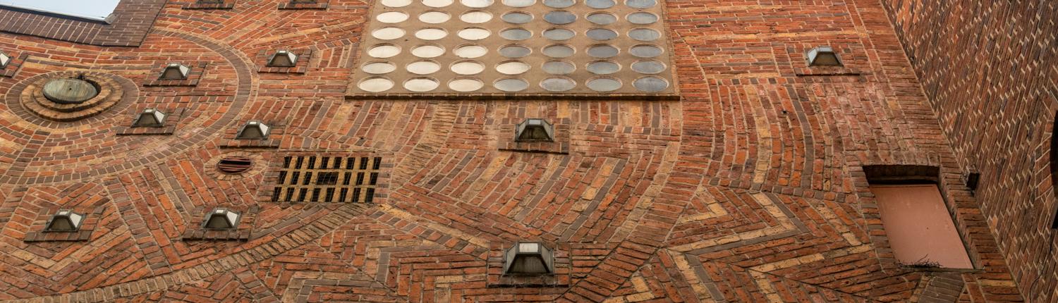 Das Haus Atlantis in Bremens Böttcherstraße hat eine Fassade von Mataré.