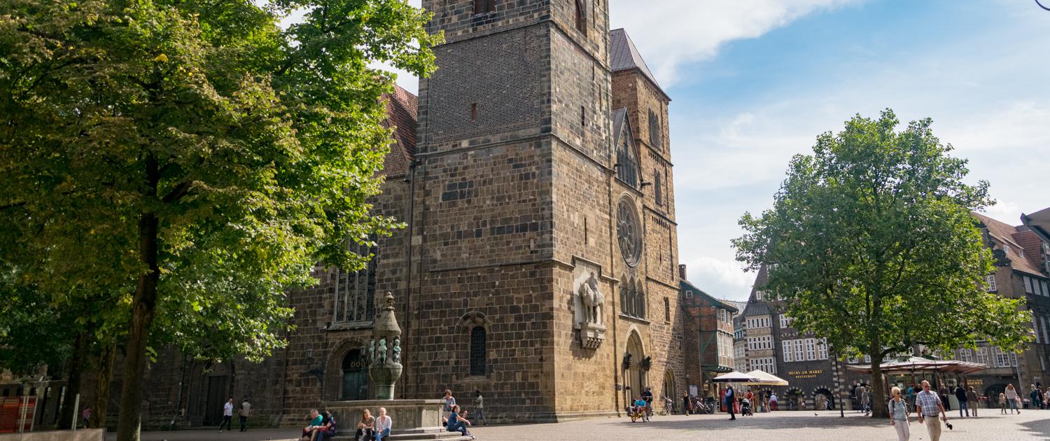 Bremens älteste Stadtkirche „Unser lieben Frauen“ ist werktags von Blumen umgeben.