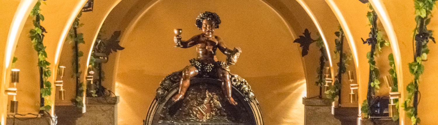 Bacchus lädt im Bremer Ratskeller zum Wein ein.