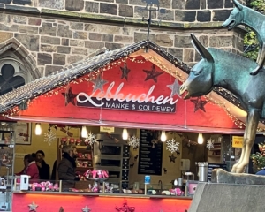 Der Stand von Mahnke und Coldewey mit den leckeren Elisenlebkuchen ist wieder direkt neben den Bremer Stadtmusikanten auf dem Weihnachtsmarkt