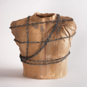 Der Torso mit Ketten ist eine Skulptur aus Keramik in der Ausstellung Rauchzeichen - Zeitzeichen. Ursula Rauch setzte sich mit ihrer Parkinson Erkrankung auseinander.